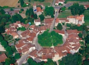 https://media.les-plus-beaux-villages-de-france.org/photos/s1706/fources-vue-aerienne.jpg